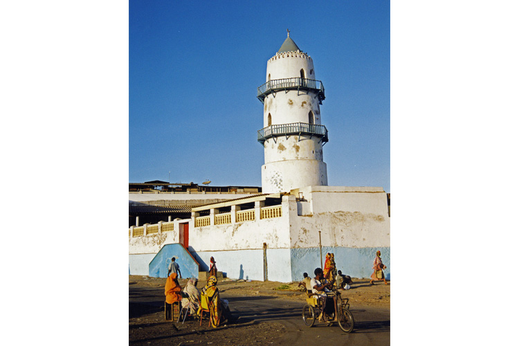Djibouti, la place du marché et la mosquée dans le centre ville