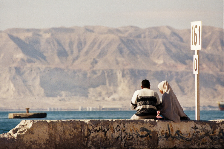 Egypte, un couple au bord du canal de Suez