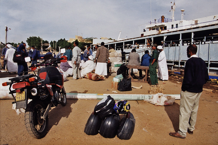 Egypte, embarquement sur le ferry pour le Soudan à Aswan