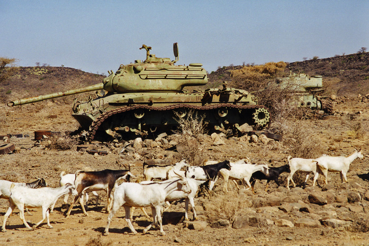 Ethiopie, carcasses de chars sur la piste