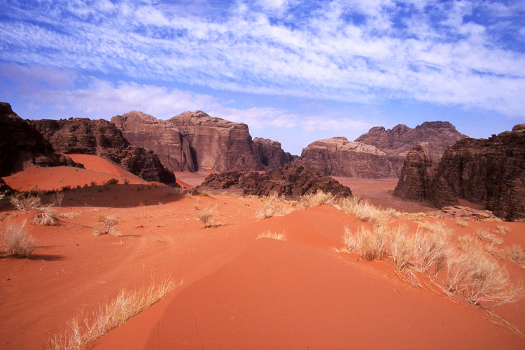 Jordanie, paysage de roches et de sable rouge dans le désert du wadi Rum