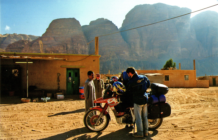 Ravitaillement en essence, station du Wadi Rum, Jordanie - 1999