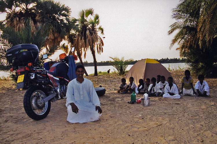 Soudan, bivouac au bord du Nil, village de Karaba