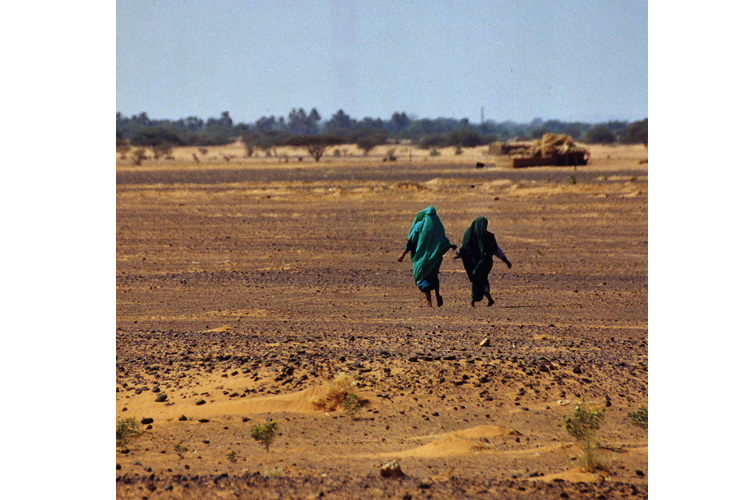 Soudan, femmes marchant dans le sésert