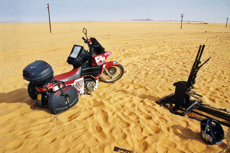 Soudan, moto ensablée dans le désert de Nubie