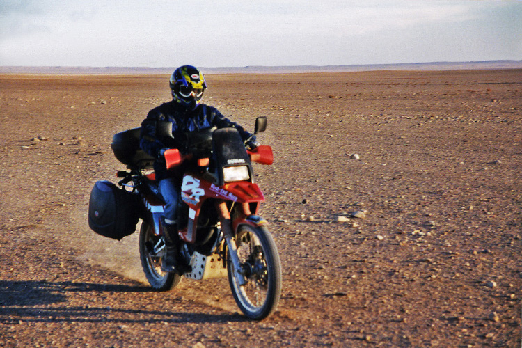 A moto, dans le désert de Syrie