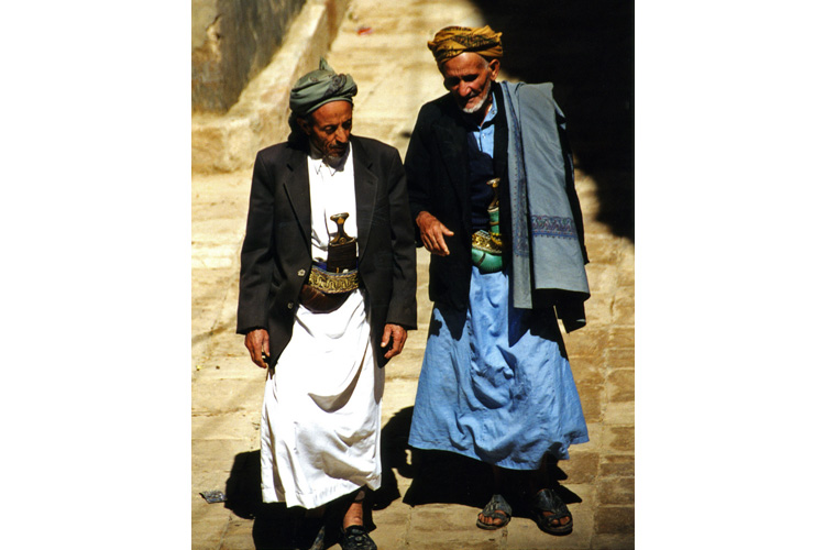 Yémen, hommes en tenue traditionnelle