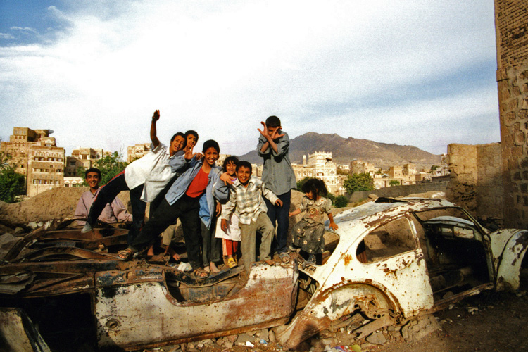 Yémen, groupe d'enfants à l'extérieur de la vieille ville de Sanaa