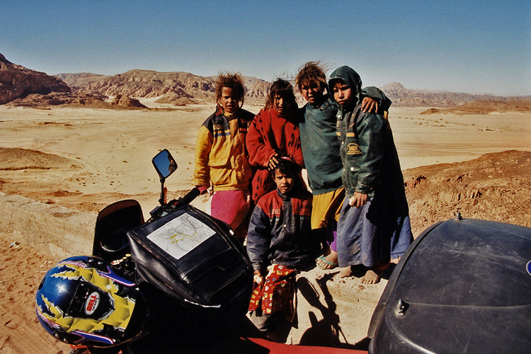 Egypte, rencontre avec un groupe d'enfant sur la route dans le désert du Sinaï
