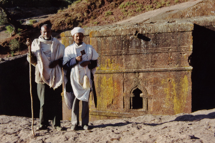 Ethiopie, portrait des gardiens de l'église Saint-Georges