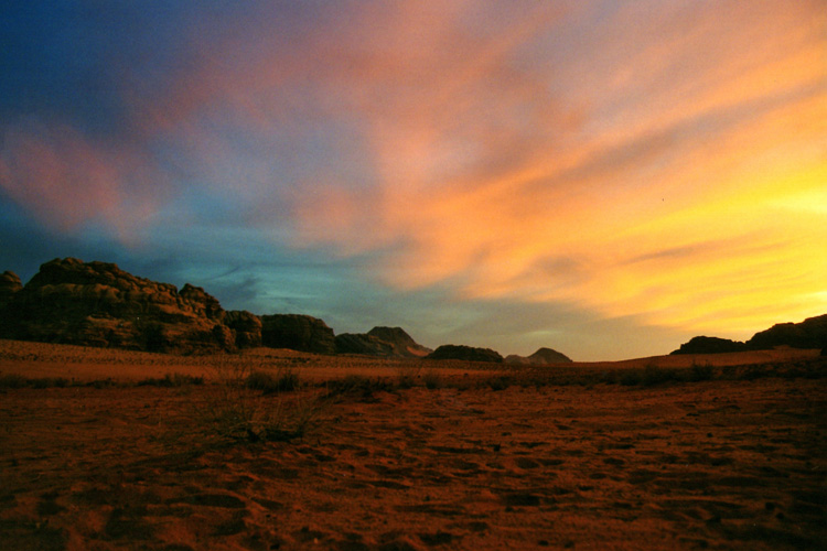 Jordanie, coucher de soleil sur le désert du Wadi Rum