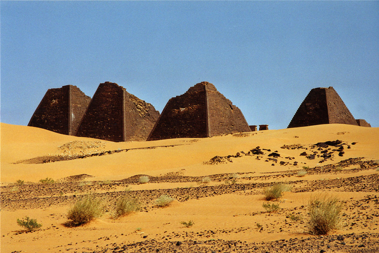 Soudan, les pyramides Meroe des pharaons noirs
