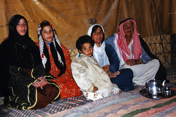 Portrait d'une famille de bédouins sous sa tente