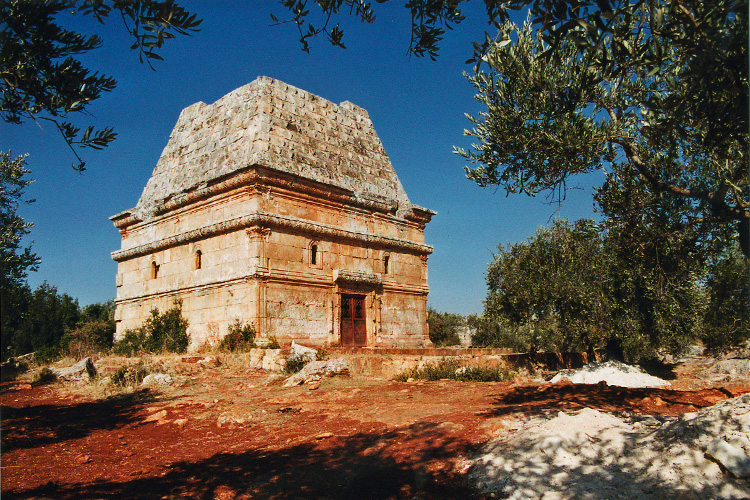 Tombeau pyramidal à Al Bara