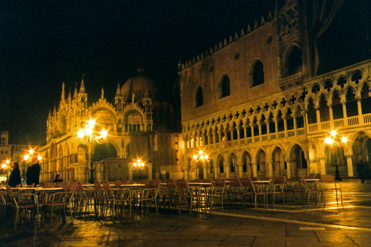 Venise, la place Saint-Marc de nuit