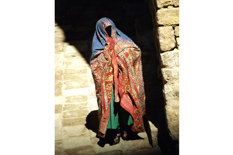 Yémen, femme en tenue traditionnelle