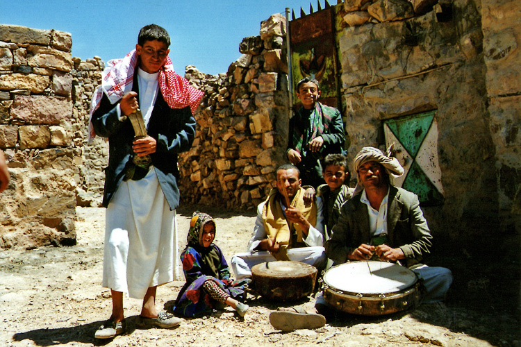 Groupe de musiciens traditionnels dans un village, Yémen - 2000