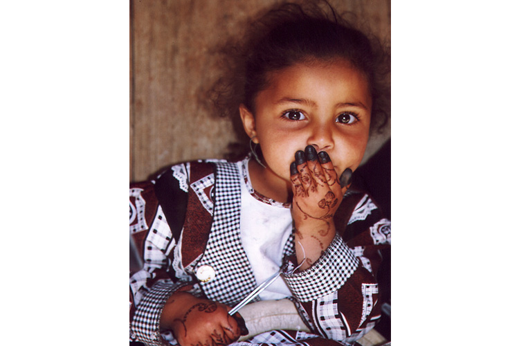 Yémen, portrait d’une fillette en tenue traditionnelle, les mains tatouées au henné