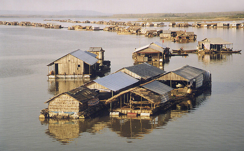 Village flottant sur la route de Bao Loc