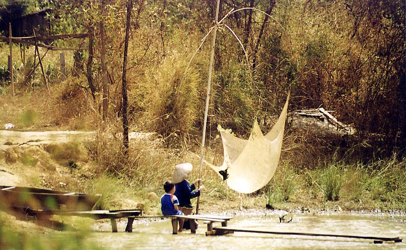 Ban Don, fishing with a sail needle