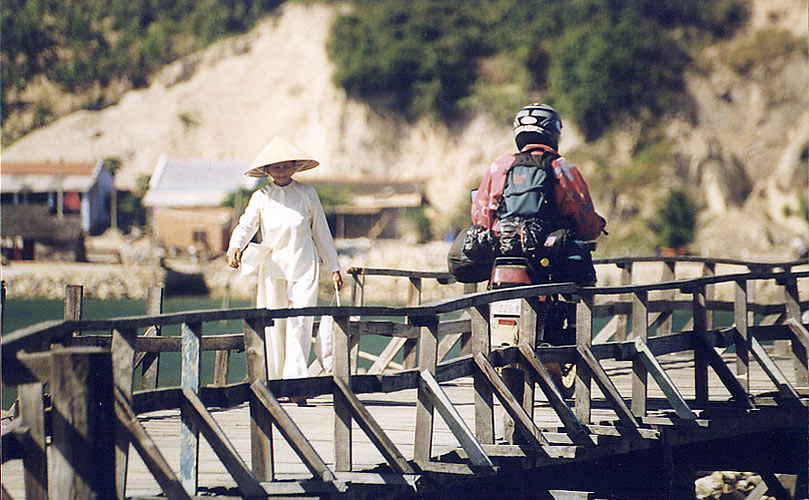Retour vers Phan Tiet par un vieux pont