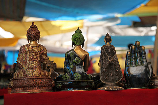 Statuettes de Bouddha sur un marché de Leh