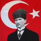 Portrait de Mustafa Kemal Ataturk sur un drapeau Turc.