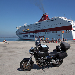 Débarquement du ferry sur le port d'Igoumenitsa, Grèce.