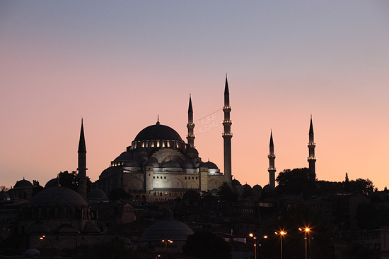 La mosquée Süleymaniye, illuminée pour le ramadan, Istanbul, Turquie 2011.