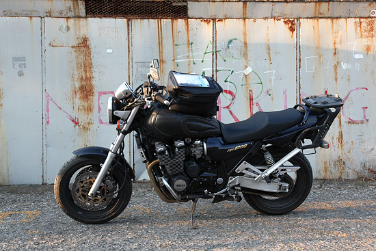 La moto, Yamaha XJR 1200, modèle 97.