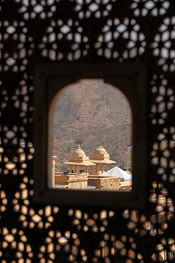 Le fort d'Amber, vue extérieure à travers un moucharabieh - Amber, Inde 2012