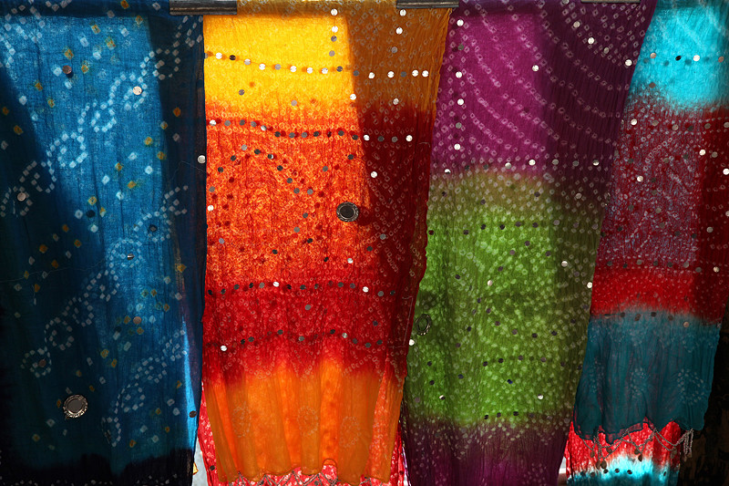 Tissus en contre-jour dans une boutique dans les rues de Jaipur - Inde 2012