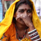 Portrait d'une vendeuse de bijoux, marché de Lajpat Nagar - Delhi, Inde 2012