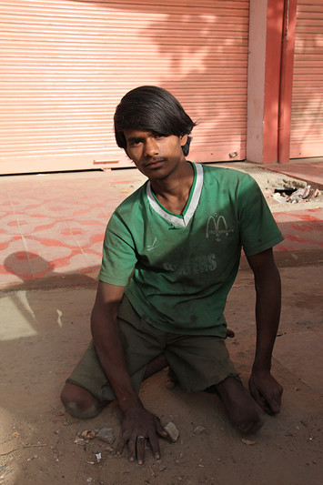 Jeune homme handicapé, mendiant dans la rue - Jaipur, Inde 2012