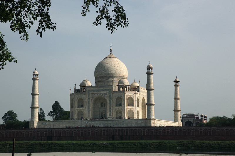 Le Taj Mahal, vu depuis Mehtab Bagh sur la rive Est de la rivière Yamuna - Agra, Inde 2012