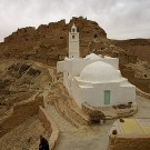 La mosquée blanche de Chenini avec le Ksar en arrière plan - Tunisie 2009