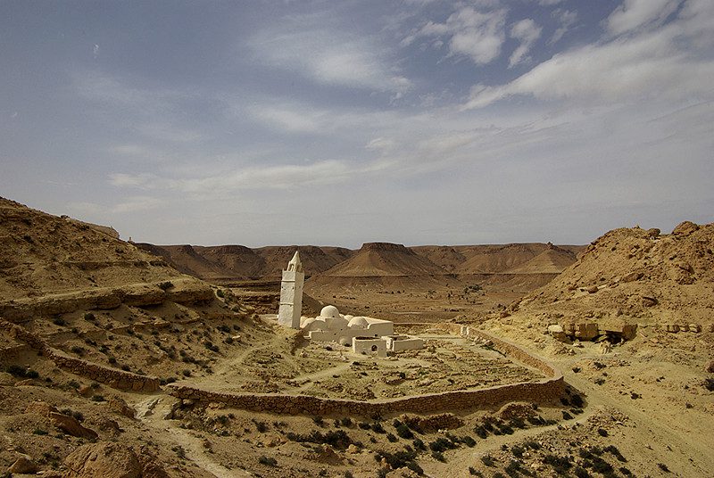 Vue d'ensemble de la mosquée des sept dormants entourée du cimetière - Tunisie 2009