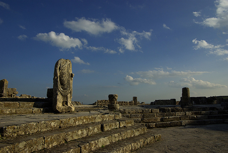 Statue sans tête, site antique de Dougga - Tunisie 2009