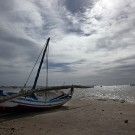 Barque de pêche sur la plage, île des Kerkennah – Tunisie 2012