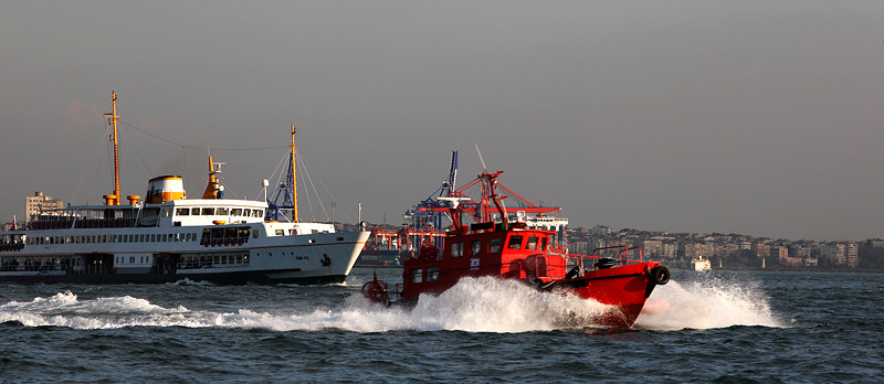 Un bateau anti-incendie sur le Bosphore, Istanbul - Turquie 2013