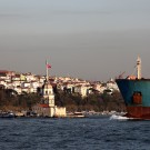 Un cargo s’apprête à doubler la tour de Léandre, Istanbul - Turquie 2013