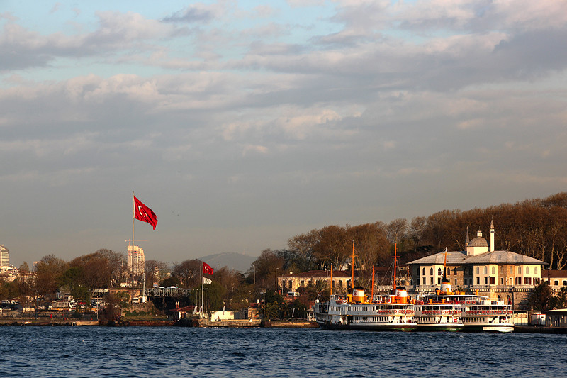 Ferries amarrés au pied du pavillon Sepetciler, Istanbul - Turquie 2013
