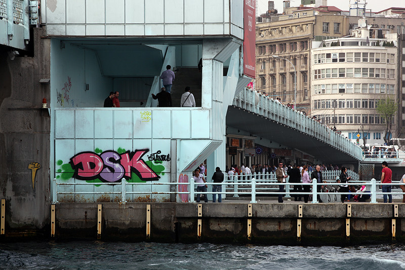 Le pont de Galata et ses promeneurs, Istanbul - Turquie 2013