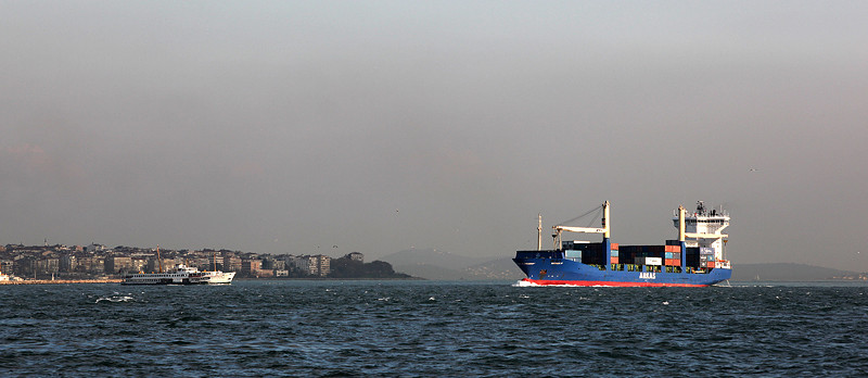 Un porte container s'engage dans la traversée du Bosphore, Istanbul - Turquie 2013