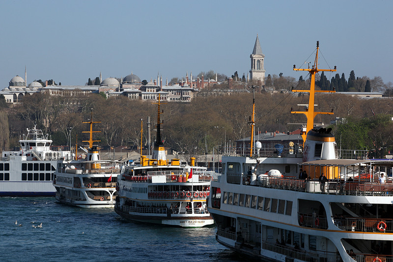 Vapür amarrés à Sirkeci, en arrière plan le palais de Topkapi, Istanbul - Turquie 2013