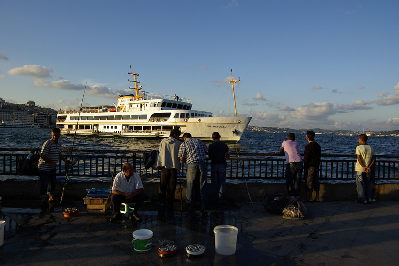 Le ferry SH-Beyoğlu s'apprête à accoster à Eminönü devant les pêcheurs, Istanbul - Turquie 2011