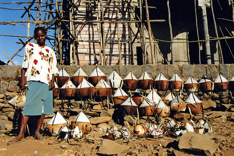 Vendeuse de sacs dans la rue, Bahar Dar - Ethiopie, février 2000