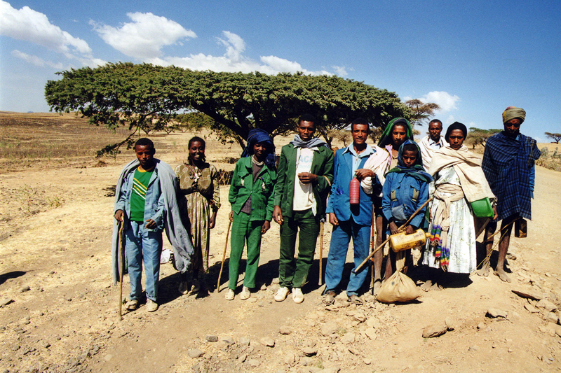 Photo de groupe sur le bord de la piste, Ethiopie, février 2000