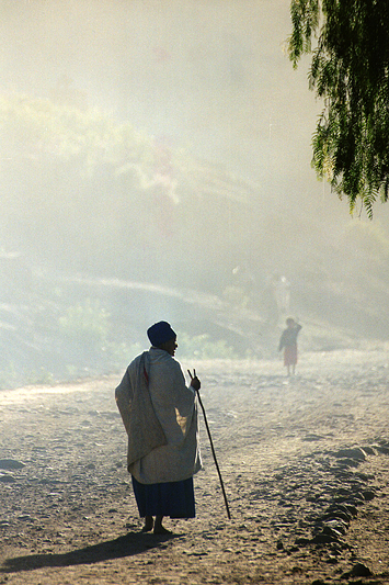 Vieille femme marchant sur la route, Lalibela - Ethiopie, février 2000