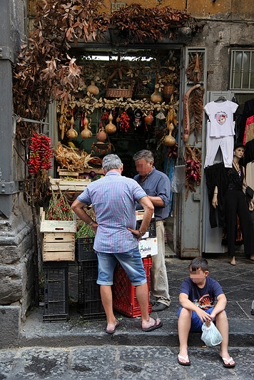 Boutique dans le centre historique de Naples, Italie - août 2013